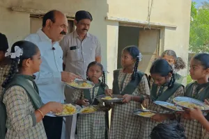 మున్సిపల్ హైస్కూల్‌ను ఆకస్మికంగా తనిఖీ